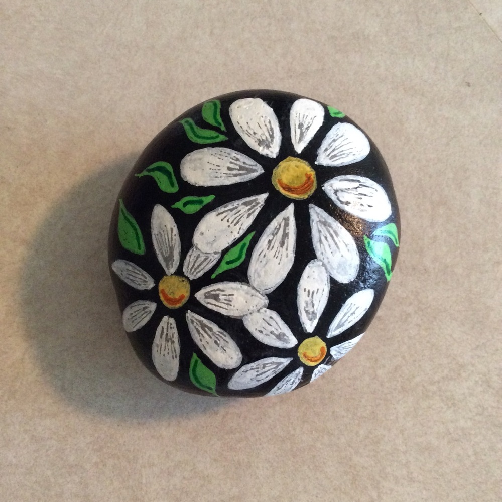 Hand Painted Flower Design Ro͏c͏k